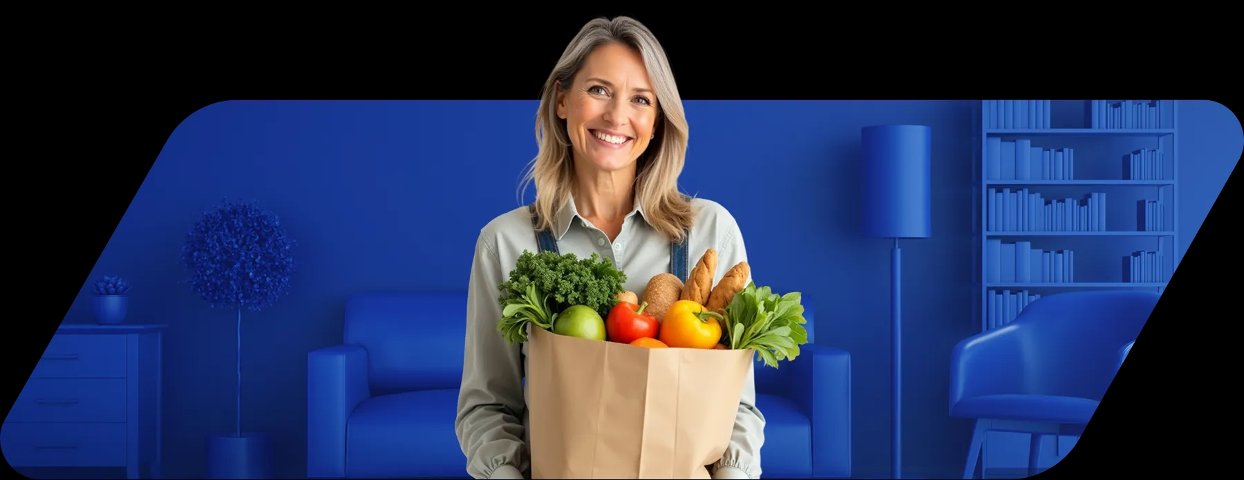 Cliente sorridente com sacola cheia de verduras e legumes do Condor Supermercados